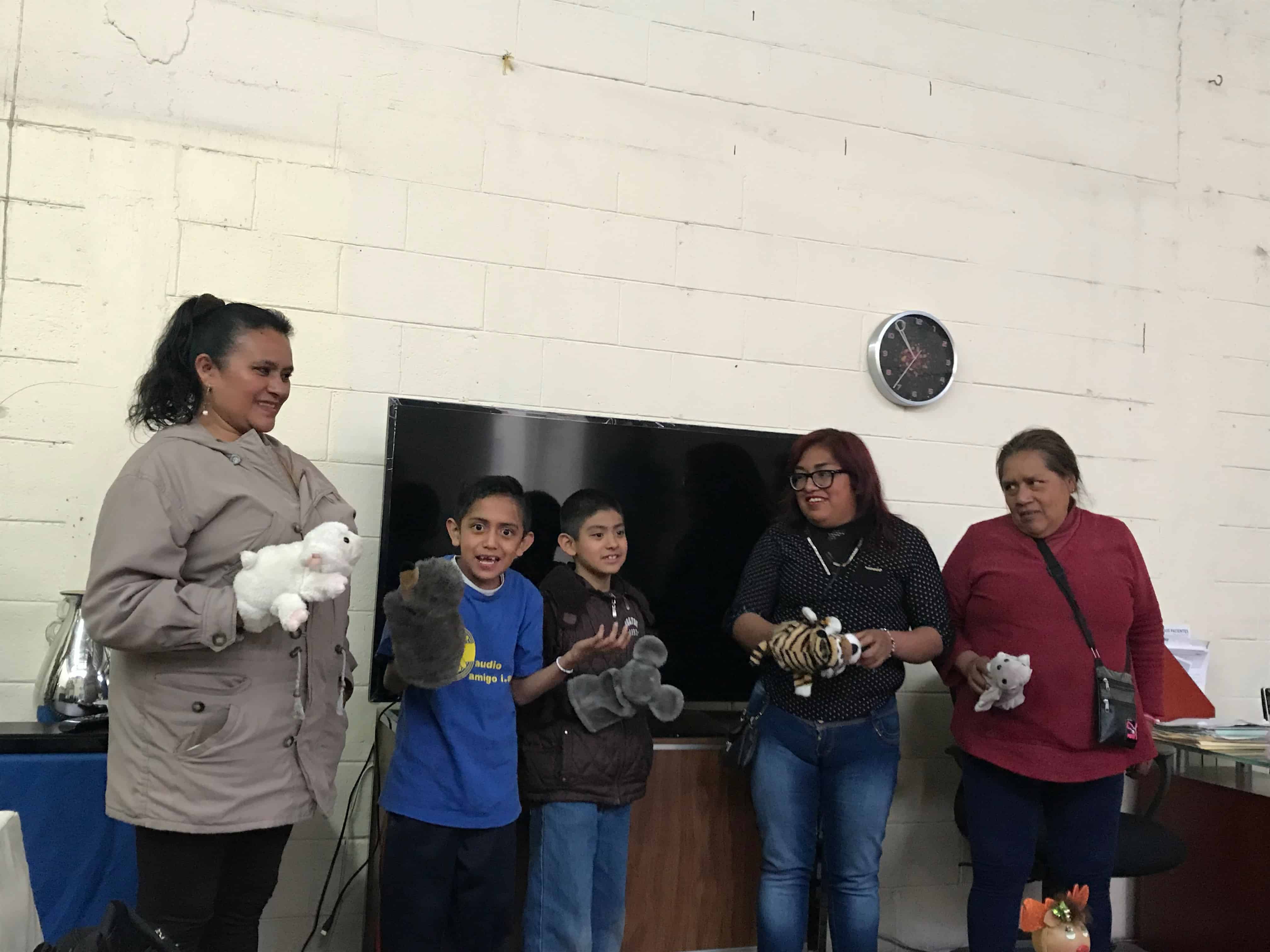 Grupo de niños y adultos durante un taller de Audio Amigo