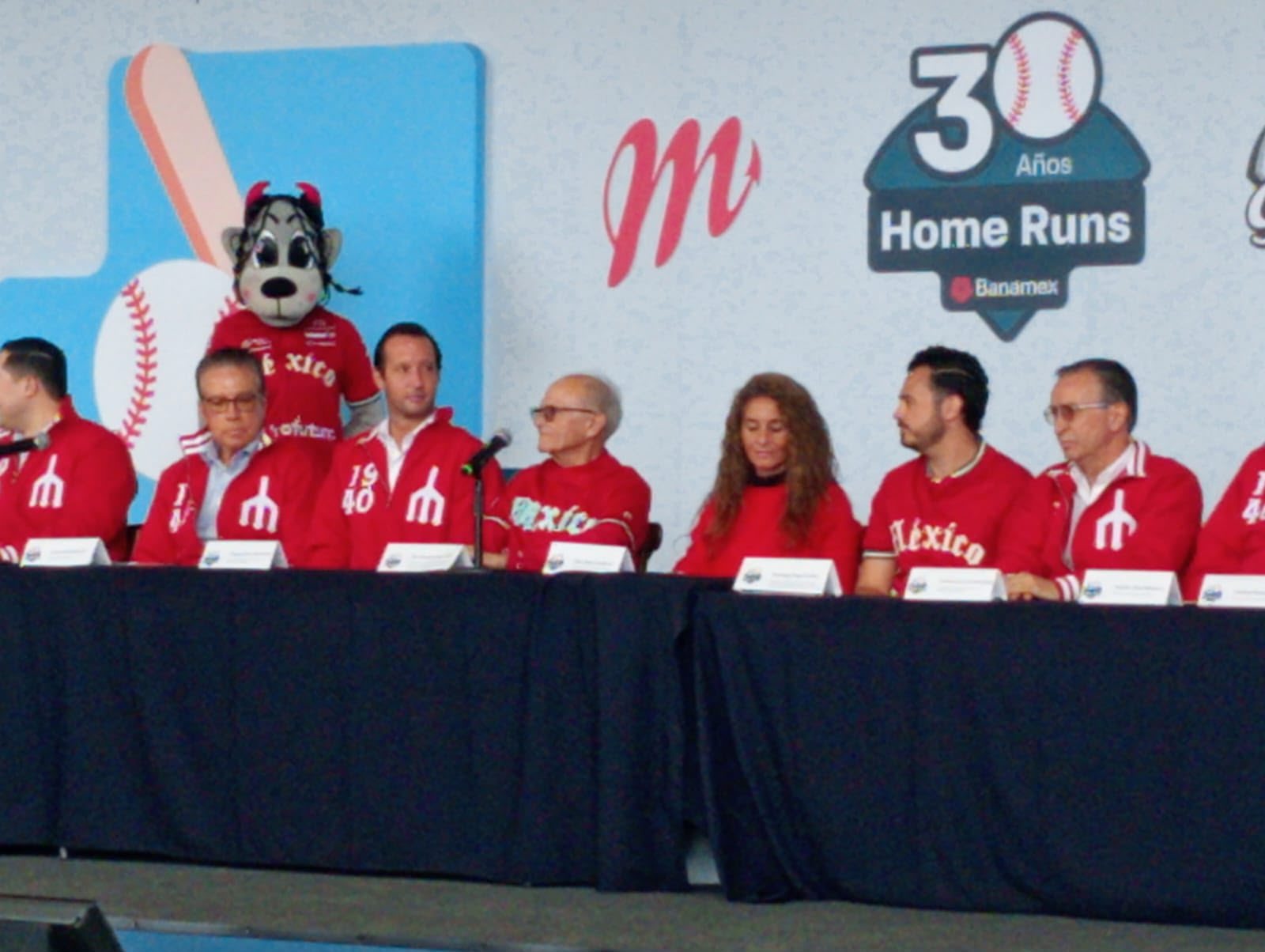 Mesa de honor durante la celebración de Home Runs 2026