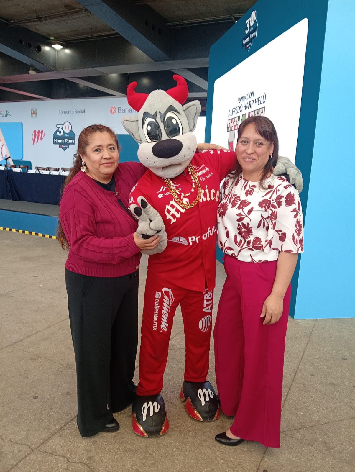 Representantes de Audio Amigo I.A.P. en la celebración de Home Runs 2026