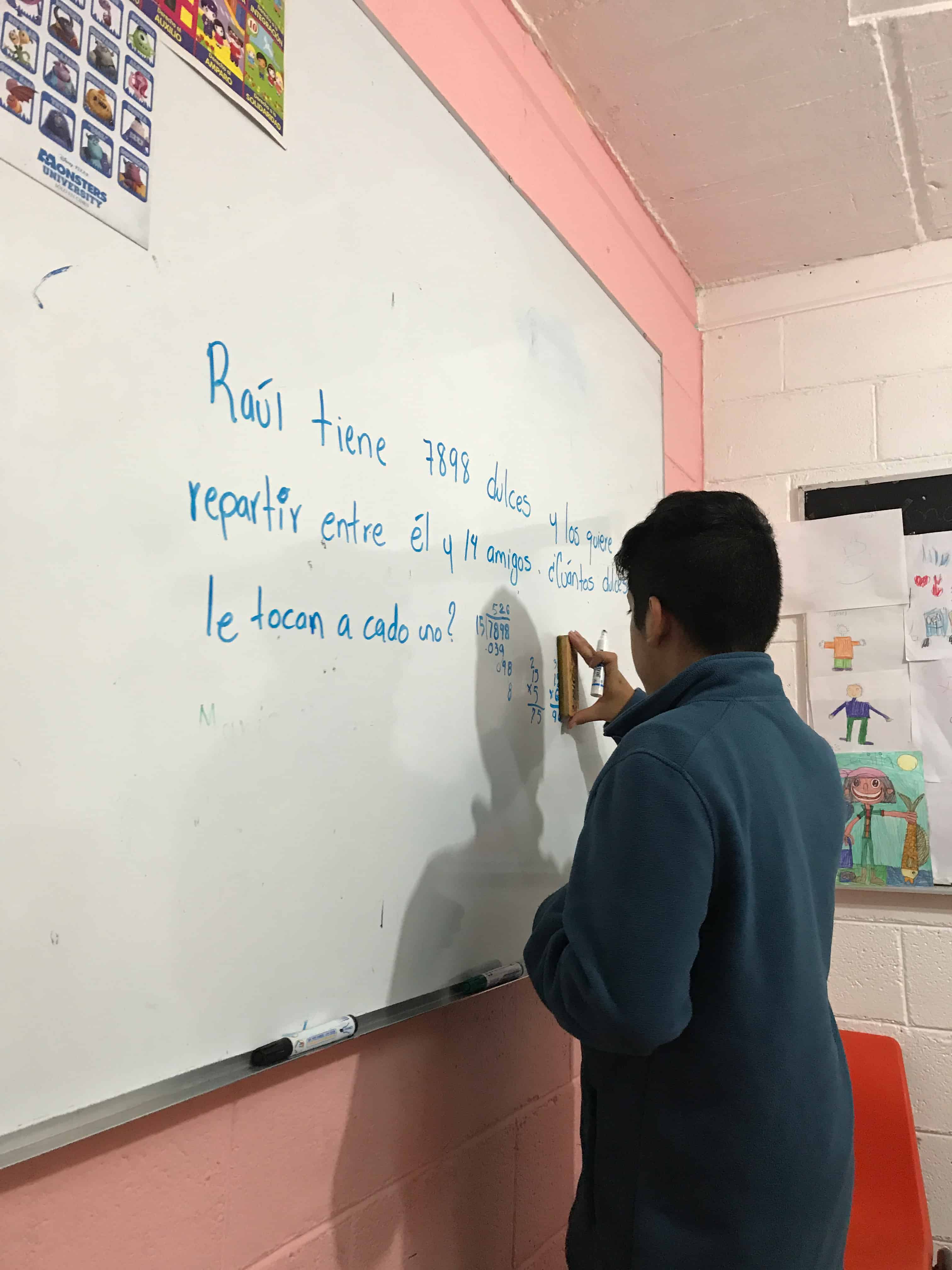 Niños trabajando en una actividad de terapia de aprendizaje