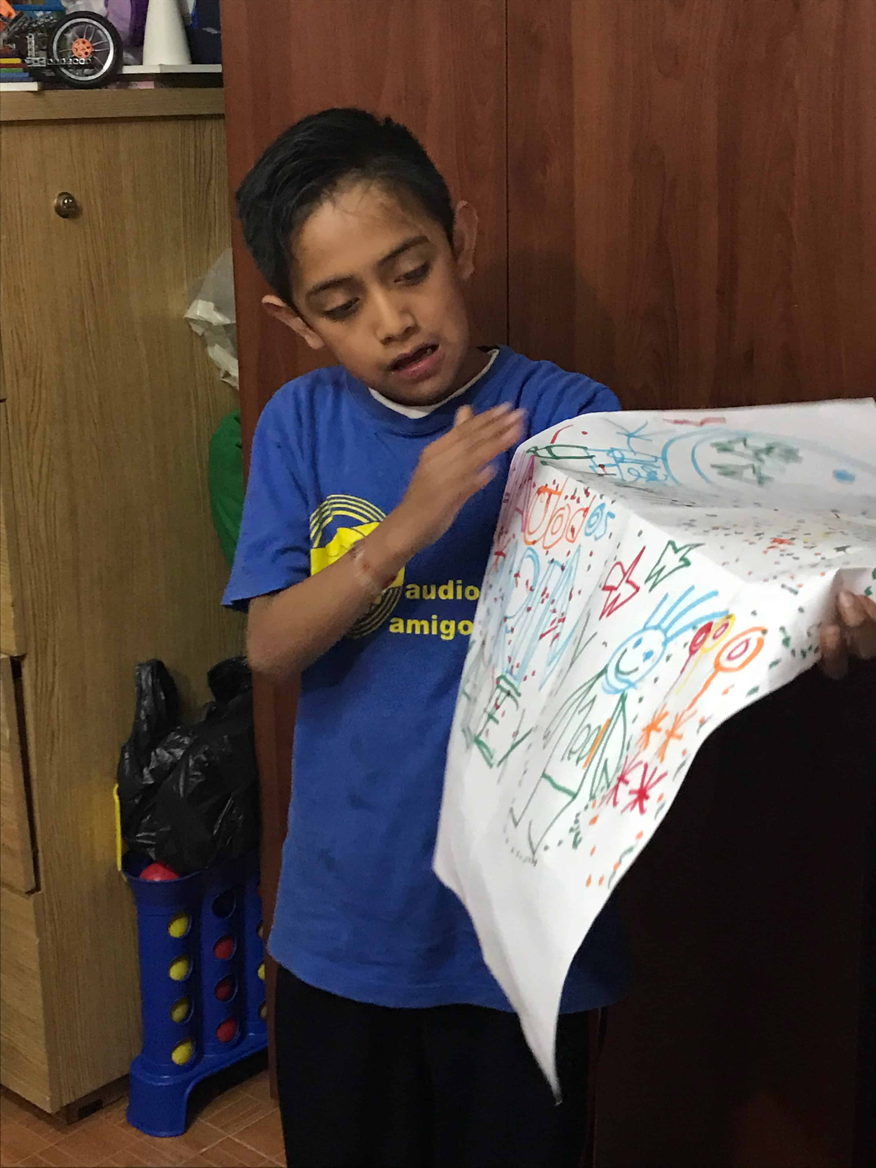 Niña concentrada en un ejercicio de aprendizaje