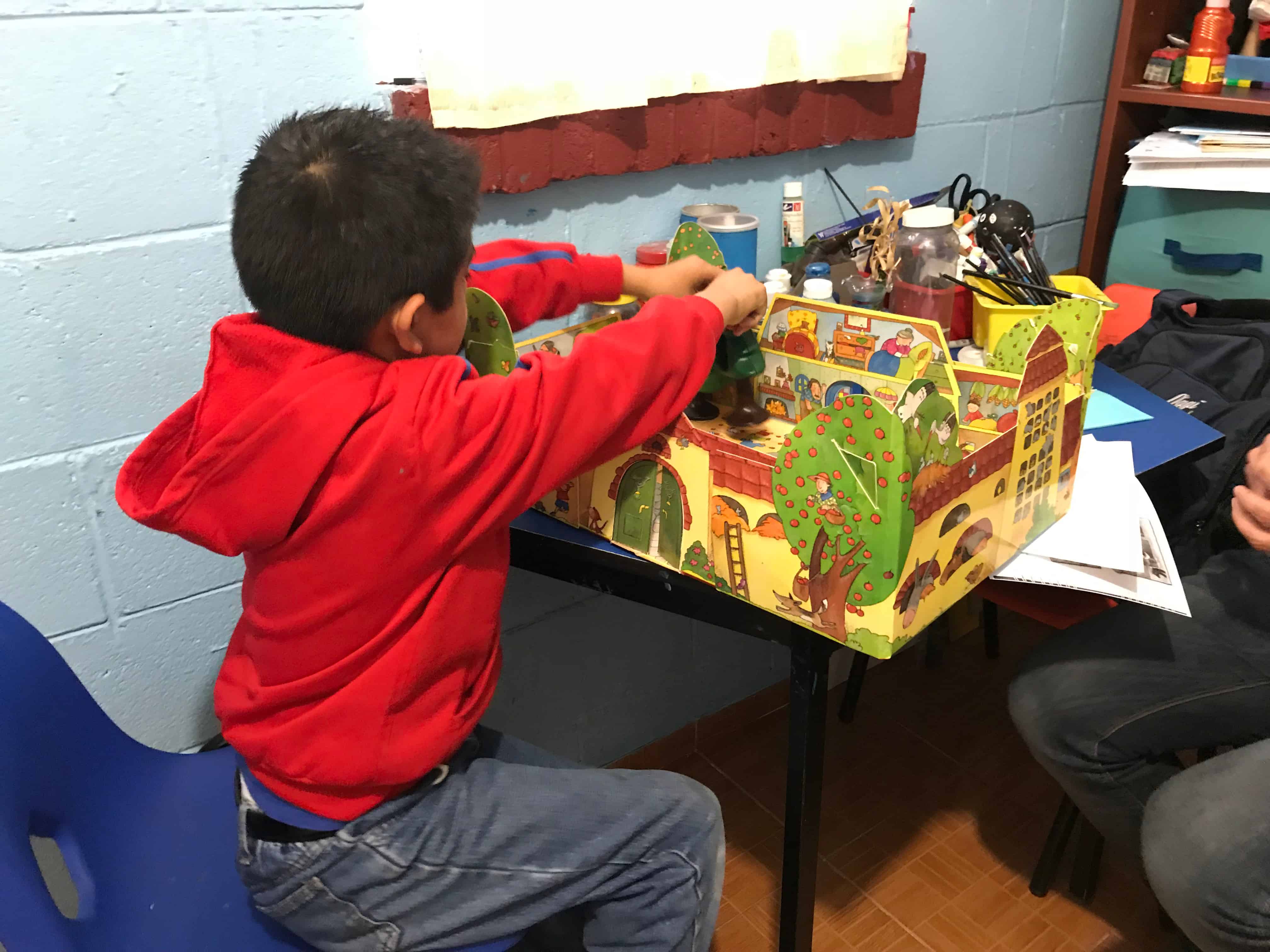 Niño y psicóloga durante una sesión de terapia de juego
